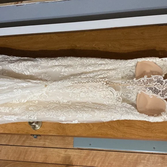 Wedding dress in good shape has been well cared for - Picture 8 of 8